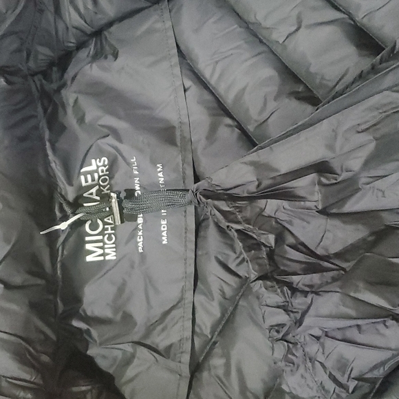 Free Burberry brooch with purchase Michael Kors puffed packable down jacket - Picture 12 of 13